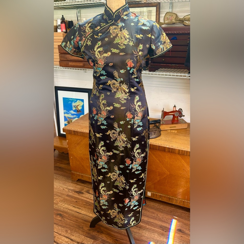 Embroidered Vintage cheongsam dress with Mandarin collar.